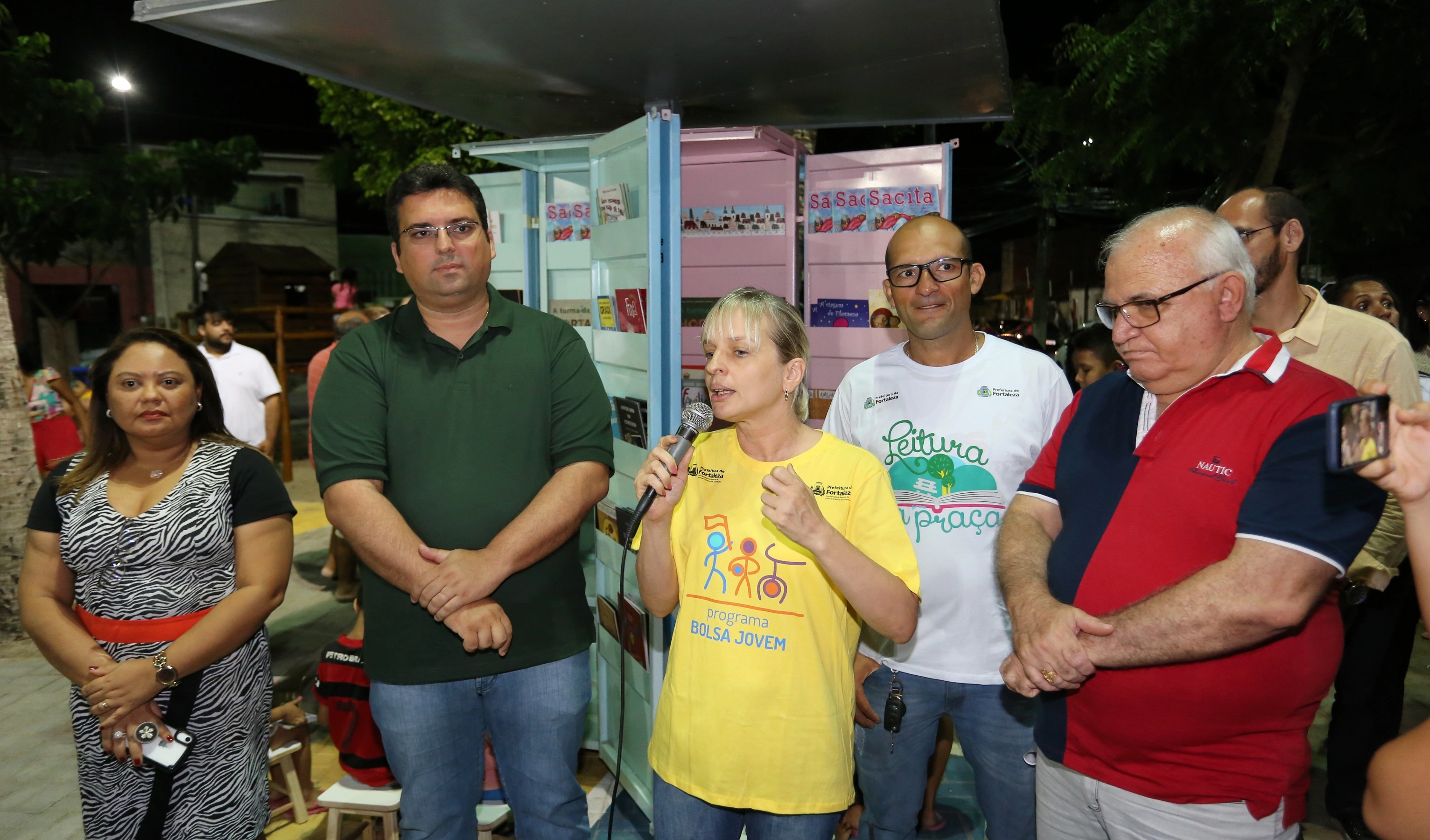 grupo de pessoas na frente de um quiosque de leitura